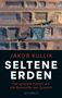 Jakob Kullik: SELTENE ERDEN. Der globale Kampf um die Rohstoffe der Zukunft. Oben: Luftaufnahme von Erdhaufen und Maschinen., Buch