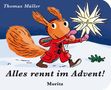 "Alles rennt im Advent!", "Thomas Müller", "Moritz". Illustration: Ein Eichhörnchen mit Stern läuft im Schnee., Buch