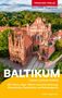 "TRESCHER VERLAG. MEHR WISSEN. BESSER REISEN. BALTIKUM. Litauen, Lettland, Estland. Mit Vilnius, Riga und Tallinn." Eine große, rote Backsteinkirche mit spitzen Türmen, umgeben von grünen Bäumen., Buch