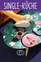 "SINGLE-KÜCHE" steht oben. Beine in gelben Strumpfhosen ruhen auf einem Tisch mit floralem Muster, daneben rosa Geschirr., Buch