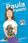 „Paula Paletti“ steht im Vordergrund. Eine gezeichnete Person mit Sommersprossen und Hund auf dem Shirt vor blauem Hintergrund., Buch