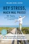 "HEY STRESS, MACH MAL PAUSE! 52 Tools, um Deine Stressbelastung zu reduzieren. Mann balanciert auf einem Holzweg am Meer."