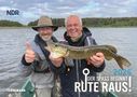 „DER SPASS BEGINNT 2026 RUTE RAUS!“ Zwei Männer halten fröhlich einen großen Fisch in einem Boot. Links das NDR Logo.