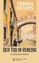 "THOMAS MANN, DER TOD IN VENEDIG, IN EINFACHER SPRACHE" steht oben. Illustration: Mann mit Hut an einem Kanal in Venedig., Buch