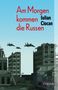 „Am Morgen kommen die Russen“ von Iulian Ciocan. Silhouette zerstörter Gebäude, darüber fliegende Kampfjets., Buch