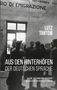 "LUTZ TANTOW AUS DEN HINTERHÖFEN DER DEUTSCHEN SPRACHE. Als die 'Gastarbeiter' auszogen, die deutsche Literatur zu erobern."  
Mehrere Personen stehen vor einem Eingang.