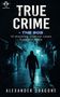 Titel: TRUE CRIME - THE 90s. Untertitel: 13 shocking criminal cases from the 1990s. Autor: ALEXANDER DRAGONE. Eine Silhouette in einer nebligen Gasse., Buch