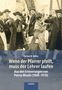 Torsten W. Müller: "Wenn der Pfarrer pfeift, muss der Lehrer laufen". Historische Szene mit Menschen in altertümlicher Kleidung., Buch