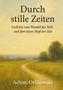 Titel: "Durch stille Zeiten". Untertitel: "Gedichte vom Wandel der Welt und dem leisen Maß der Zeit." Autor: Achim Orlikowski. Illustration: Landschaft mit Weg und Bäumen., Buch