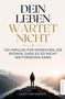 "Dein Leben wartet nicht. 120 Impulse für Menschen, die spüren, dass es so nicht weitergehen kann." Mensch auf Berggipfel., Buch