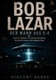 "BOB LAZAR: DER MANN AUS S-4" oben, unten "Area 51, Element 115", UFO mit Lichtstrahl über einem Gebäude in der Nacht.