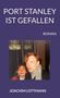 „PORT STANLEY IST GEFALLEN“, „ROMAN“, „JOACHIM LOTTMANN“. Darunter ein Foto von zwei Personen vor einem Café-Schild., Buch