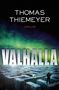 Text: "Thomas Thiemeyer", "Thriller", "Valhalla". Grünliche Nordlichter über einem winterlichen Labyrinth mit Person in rot., Buch