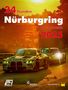 "24 Stunden Nürburgring Nordschleife 2025" in großen Buchstaben. Zwei Rennwagen fahren bei Sonnenuntergang.