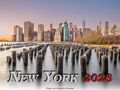 Text: "New York 2026". Skyline mit Wasser, alten Holzpfählen und Sonnenuntergang.