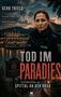 „Gerd Thiele: Tod im Paradies“ – Ein Kriminalroman. Polizistin vor beleuchtetem Hotel am See, abendliche Stimmung., Buch