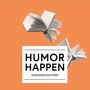 Text: "HUMOR HAPPEN KURZGESCHICHTEN". Zwei geöffnete Bücher auf orangefarbenem Hintergrund.