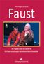 "Faust" von Goethe, Theater-Inszenierung. Zwei Männer in roten und braunen Gewändern auf Bühne., Buch