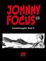 "JOHNNY FOCUS Gesamtausgabe Band 4." Illustration: Mann vor Berglandschaft, stilisierte Schwarz-Weiß-Zeichnung., Buch