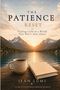 „The Lumi Collection: The Patience Reset. Finding Calm in a World That Won’t Slow Down.“ Tasse und Buch vor Berglandschaft., Buch