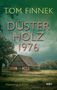 „Düster Holz 1976“ von Tom Finnek. Münsterland-Krimi. Eine alte Scheune in grüner Landschaft vor bewölktem Himmel.