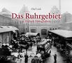 Olaf Link, "Das Ruhrgebiet in frühen Fotografien". Alte Fabrik mit Pferdewagen, Kutschen und Arbeitern im Hof.