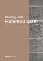 "Building with Rammed Earth" von Felix Hilgert, links. Rechts grobe Erdstruktur, oben "DETAIL Practice" in weiß., Buch