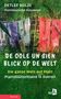 "DE OOLE UN SIEN BLICK OP DE WELT" in Weiß über grünem Hintergrund, Wäsche hängt an einer Leine im Wald., Buch