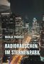Text: „MANJA PRAKELS RADIORAUSCHEN IM STERNENPARK“. Stadtansicht bei Nacht mit beleuchteten Hochhäusern., Buch
