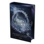 „EMBERLY ASH, THE FROST WITCH, Hexen werden nicht geboren, sie werden erschaffen, LAGO.“ Eisiger Kranz mit lila Blumen., Buch