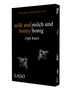 "milk and honey" auf Englisch und Deutsch, Autorin: rupi kaur. Schwarzer Hintergrund, weiße und goldene Bienenillustrationen., Buch