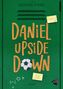Text: "Janina Pohl", "Daniel Upside Down", "Spektakulär, hm?", "Freitag 16 Uhr Physiksaal", "Roman". Fußball und grüne Farbe., Buch