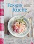 "Tessas Küche" und "Die Rezepte einer kulinarischen Weltreisenden". Teller mit Blume, Besteck, karierter Stoff.