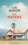 Titel: "Carl Nixon, Die Waters, Roman". Verwittertes Haus vor Bergkulisse, Palmenbaum daneben, blauer Himmel., Buch