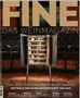 "FINE DAS WEINMAGAZIN" in großen roten Buchstaben. Verschwommene Weinflasche mit elegantem Etikett im Hintergrund., Buch
