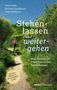 Titel: "Stehenlassen und weitergehen". Autoren: Fred Haller, Richard Stieglbauer, Peter Wolfrum. Mann wandert auf grünem Weg., Buch