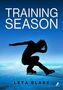 Text: "TRAINING SEASON", "LETA BLAKE". Silhouette eines Eiskunstläufers in Hocke auf blauem Hintergrund. Logo unten rechts., Buch