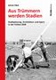 Ulrich Pfeil, "Aus Trümmern werden Stadien". Arbeiter errichten eine Konstruktion in einem Stadion im Bau., Buch