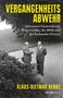 „Vergangenheitsabwehr: Adenauers Staatssekretär Hans Globke, der BND und der Eichmann-Prozess“ von Klaus-Dietmar Henke. Zwei Männer unterhalten sich auf einem Weg, umgeben von Bäumen und Büschen., Buch