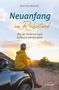 „Neuanfang im Ruhestand: Wie der Umbruch zum Aufbruch werden kann.“ Ein Mann sitzt im Sonnenuntergang auf einem Auto., Buch