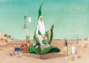 "40 Tage in der Wüste B" steht groß geschrieben. Eine futuristische Szene in der Wüste mit Skulpturen und Menschen., Buch