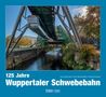 125 Jahre Wuppertaler Schwebebahn. Eine Schwebebahn fährt über einen Fluss, umgeben von grünem Laub., Buch