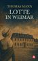 Titel: "Thomas Mann Lotte in Weimar". Eine Frau in historischer Kleidung schaut auf ein großes Gebäude., Buch
