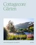 "Cottagecore Gärten" und "Grüne Rückzugsorte neu gedacht". Naturreiche Landschaft mit Bäumen, Hügeln und einem Haus im Hintergrund., Buch