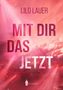 Text: "Lilo Lauer", "Mit dir das Jetzt". Logo: "WREADERS". Hintergrund: Pinke und rote Wolken mit Lichtstrahlen., Buch