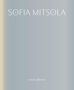 Oben steht "SOFIA MITSOLA" in großen Buchstaben und unten "Sisterly Affections" in kleinerer Schrift auf grauem Hintergrund., Buch