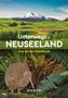 „Unterwegs in Neuseeland. Das große Reisebuch“. Ein Kiwi-Vogel vor grüner Landschaft mit schneebedeckten Bergen., Buch