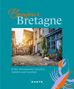 "Bonjour Bretagne. Echte Herzensorte zwischen Galette und Gezeiten. Kunth." Eine kopfsteingepflasterte Gasse mit alten Häusern, ein Fahrrad, ein Hund, maritime Illustration mit Hummer., Buch