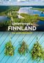 "Unterwegs in Finnland - Das große Reisebuch". Oben ein See mit Wald, unten drei hängende Kräuterbündel auf blauer Holzwand., Buch