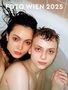 Text: "FOTO WIEN 2025". Zwei Personen im Wasser, Köpfe nah beieinander, entspannt., Buch